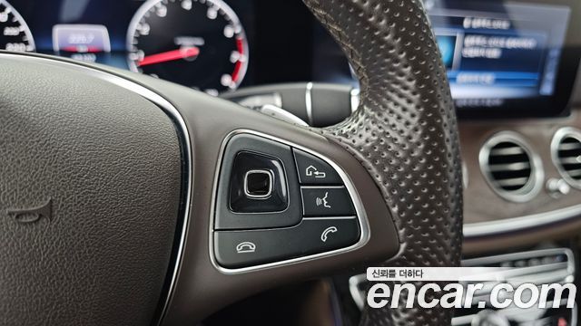 Mercedes-Benz E-Class 2017 — photo 26