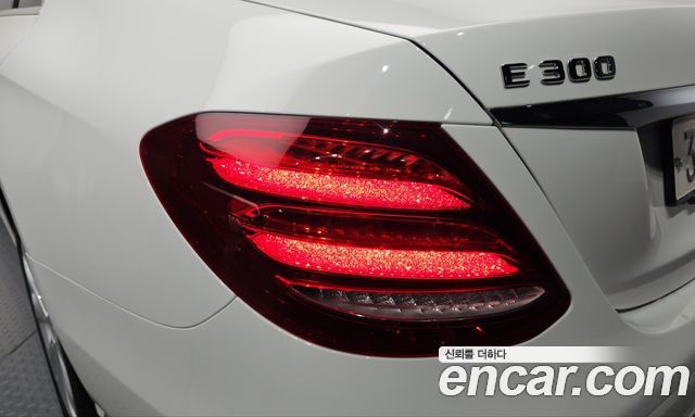 Mercedes-Benz E-Class 2017 — photo 9