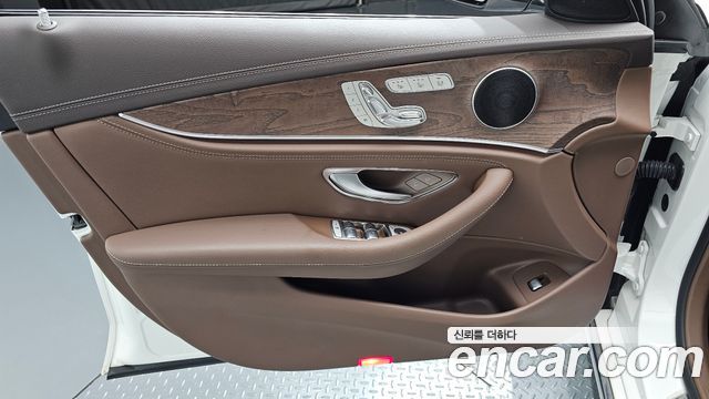 Mercedes-Benz E-Class 2017 — photo 14