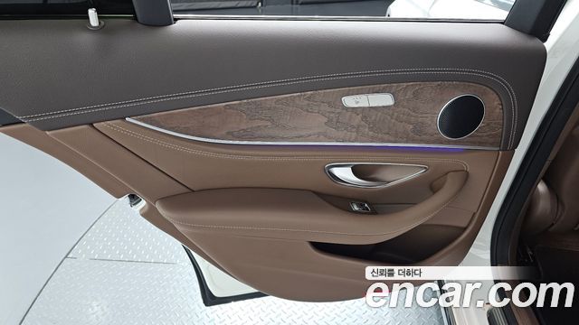 Mercedes-Benz E-Class 2017 — photo 15