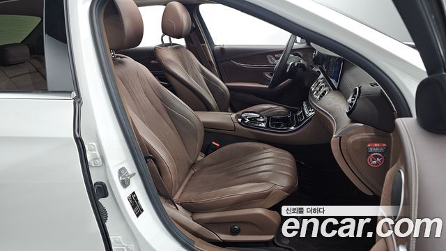 Mercedes-Benz E-Class 2017 — photo 16