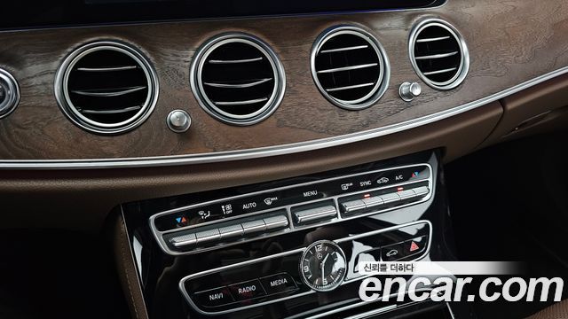 Mercedes-Benz E-Class 2017 — photo 30