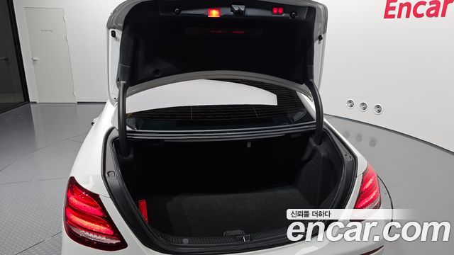 Mercedes-Benz E-Class 2017 — photo 37