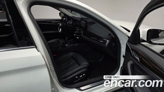 BMW 5-Series 2021 — photo 17