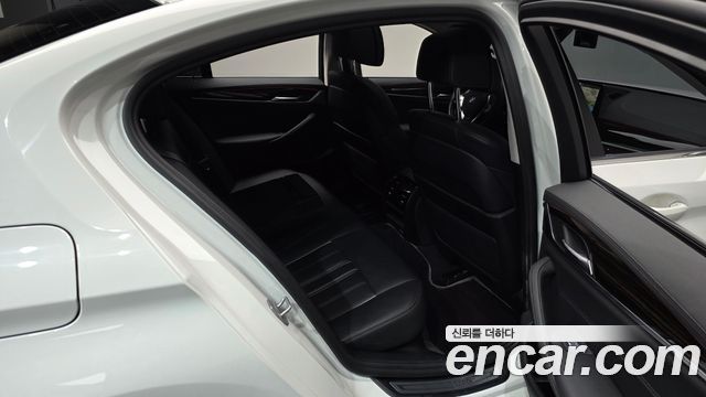 BMW 5-Series 2021 — photo 18