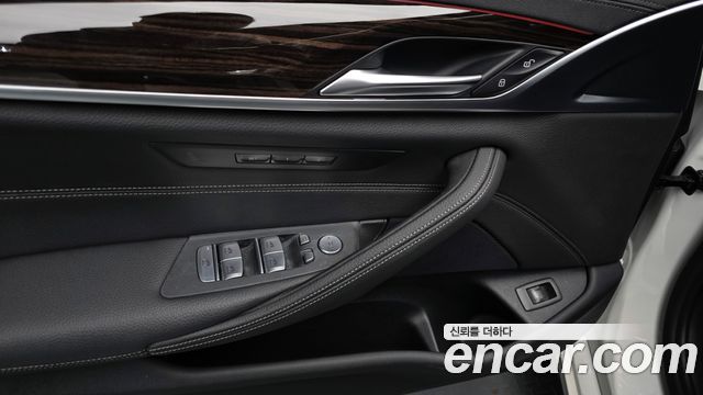 BMW 5-Series 2021 — photo 24