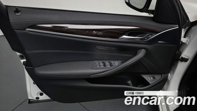 BMW 5-Series 2021 — photo 14