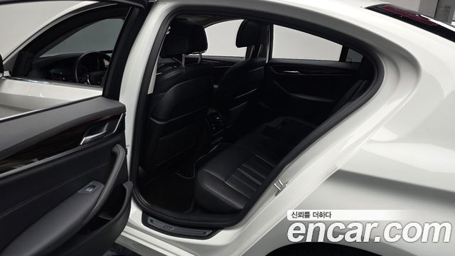 BMW 5-Series 2021 — photo 16