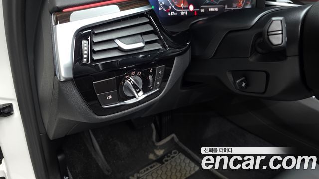 BMW 5-Series 2021 — photo 29