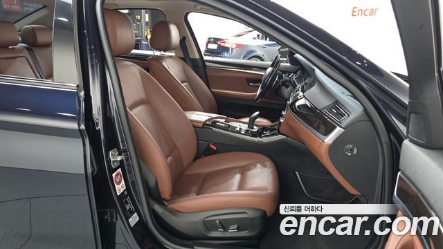 BMW 5-Series 2016 — photo 11