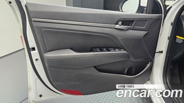 Hyundai AVANTE 2018 — photo 17
