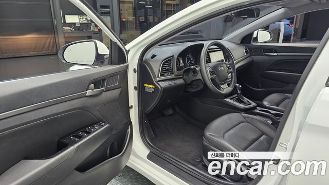 Hyundai AVANTE 2018 — photo 14