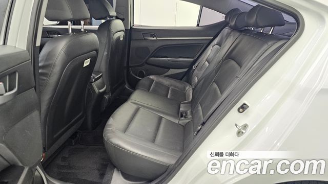 Hyundai AVANTE 2018 — photo 16