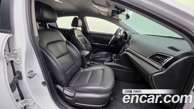 Hyundai AVANTE 2018 — photo 10
