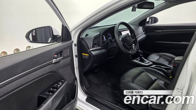 Hyundai AVANTE 2018 — photo 11