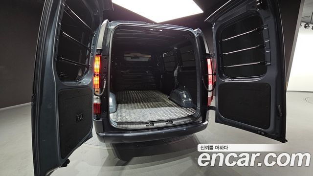 Hyundai Staria 2025 — photo 18