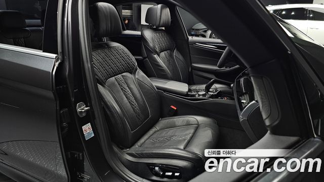 BMW 5-Series 2022 — photo 13