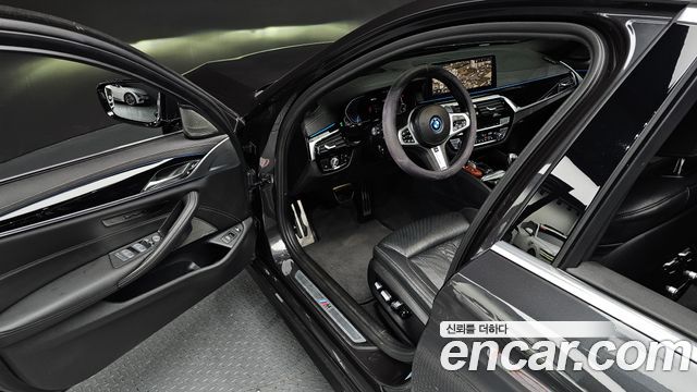 BMW 5-Series 2022 — photo 17