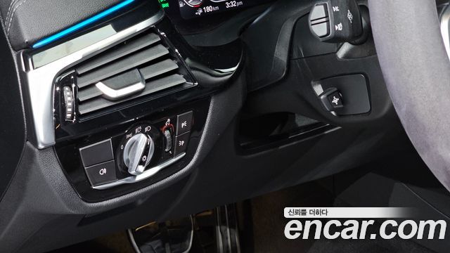 BMW 5-Series 2022 — photo 20