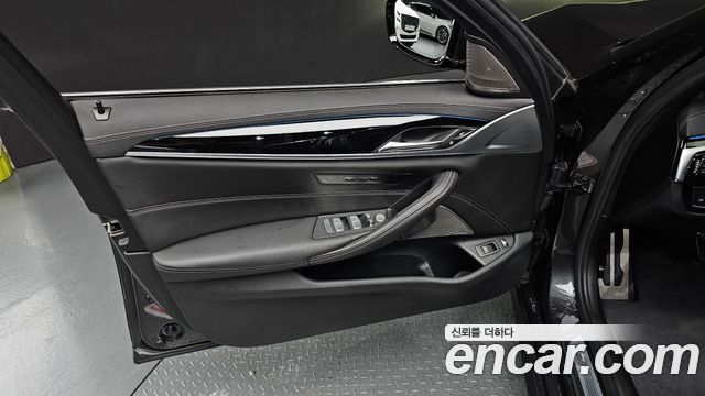 BMW 5-Series 2022 — photo 14