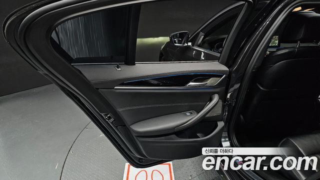 BMW 5-Series 2022 — photo 15