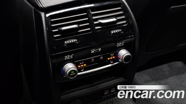BMW 5-Series 2022 — photo 30