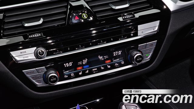BMW 5-Series 2022 — photo 31