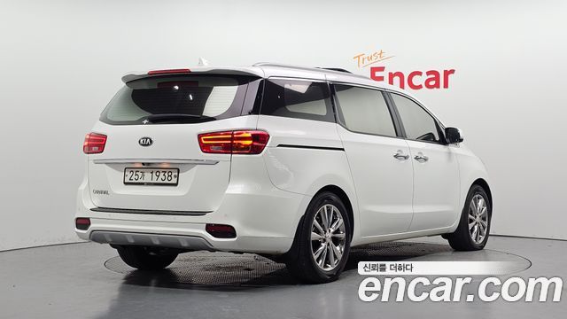 Kia Canival 2019 — photo 2