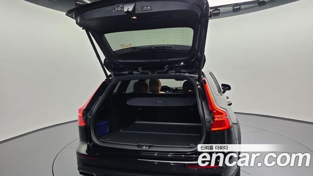 Volvo V60 2021 — photo 35