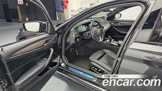 BMW 5-Series 2017 — photo 13