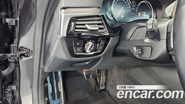 BMW 5-Series 2017 — photo 22