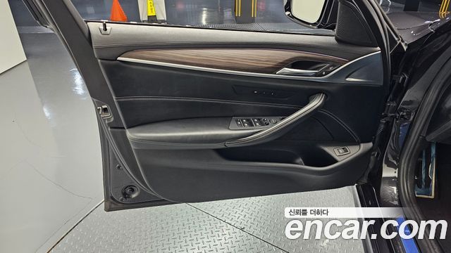 BMW 5-Series 2017 — photo 14