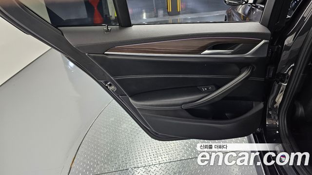 BMW 5-Series 2017 — photo 15