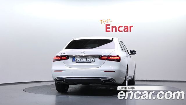 Mercedes-Benz E-Class 2021 — photo 4
