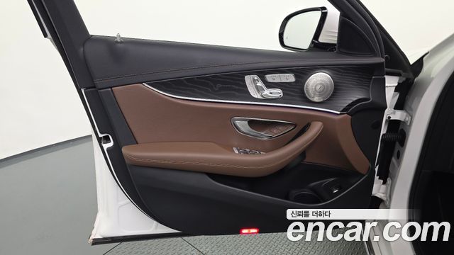Mercedes-Benz E-Class 2021 — photo 14