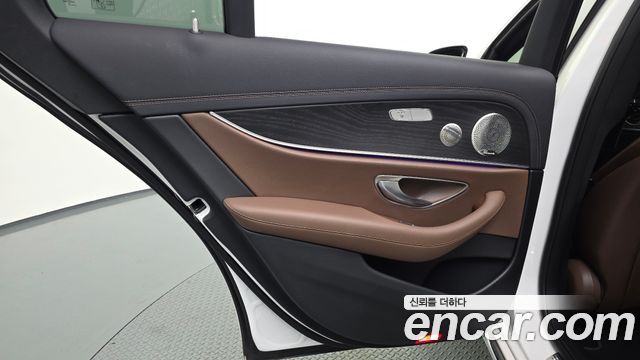 Mercedes-Benz E-Class 2021 — photo 15
