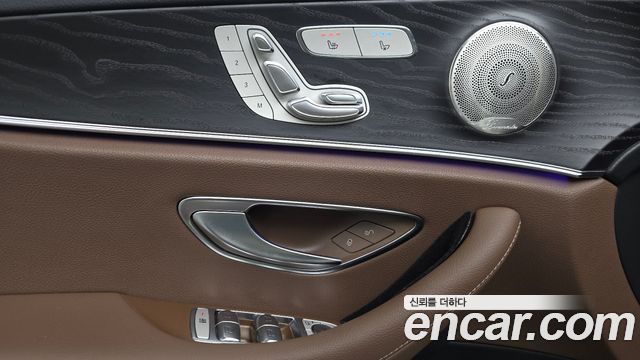 Mercedes-Benz E-Class 2021 — photo 31