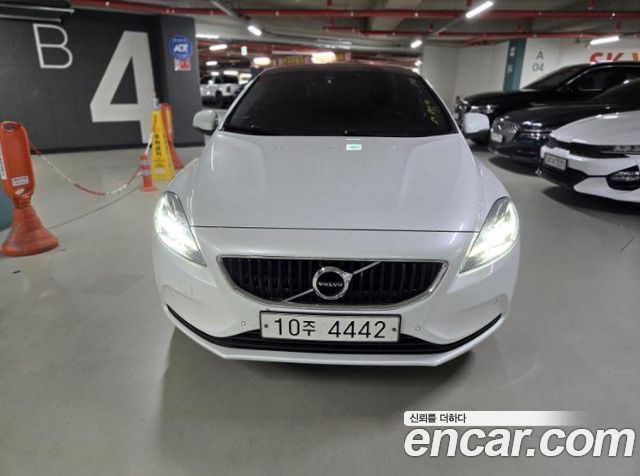 Volvo V40 2018 — photo 1