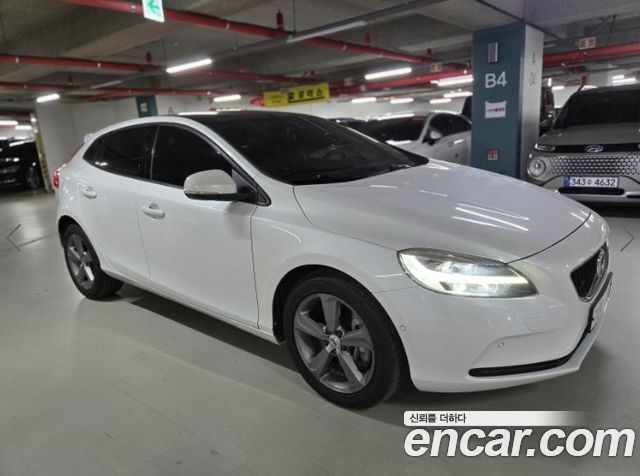 Volvo V40 2018 — photo 2