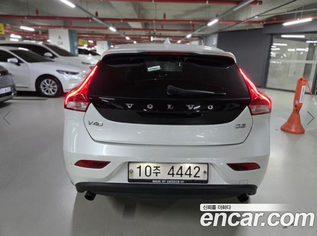 Volvo V40 2018 — photo 3
