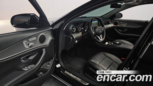 Mercedes-Benz E-Class 2019 — photo 17