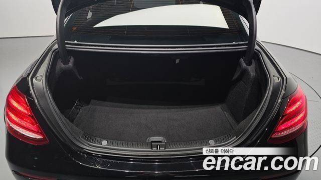Mercedes-Benz E-Class 2019 — photo 30