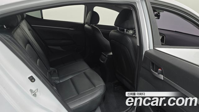 Hyundai AVANTE 2018 — photo 11