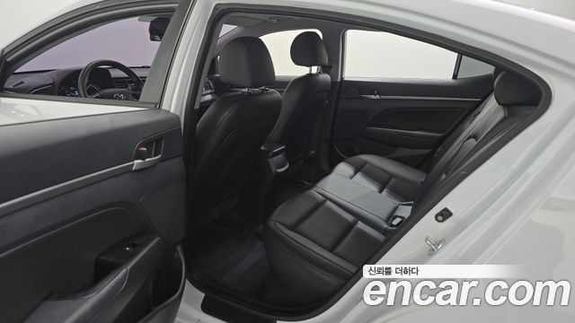 Hyundai AVANTE 2018 — photo 12