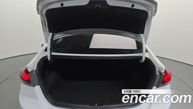 Hyundai AVANTE 2018 — photo 17