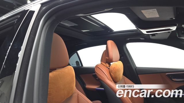 Mercedes-Benz C-Class 2025 — photo 22