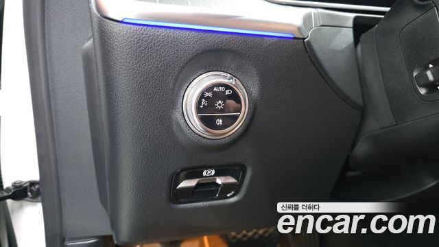 Mercedes-Benz C-Class 2025 — photo 24