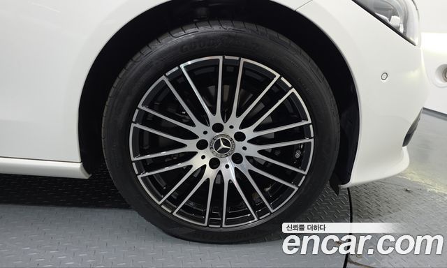 Mercedes-Benz C-Class 2025 — photo 7