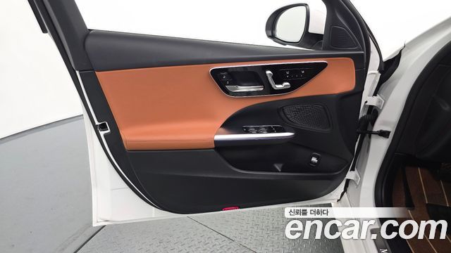 Mercedes-Benz C-Class 2025 — photo 14