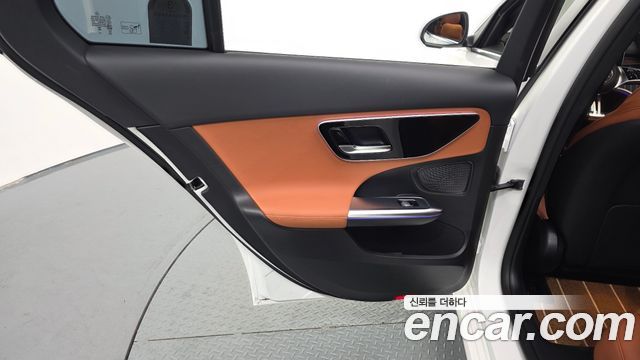 Mercedes-Benz C-Class 2025 — photo 15